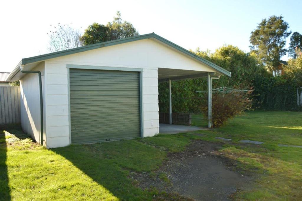 Happiness is Huia a block from the lake - Resim 14