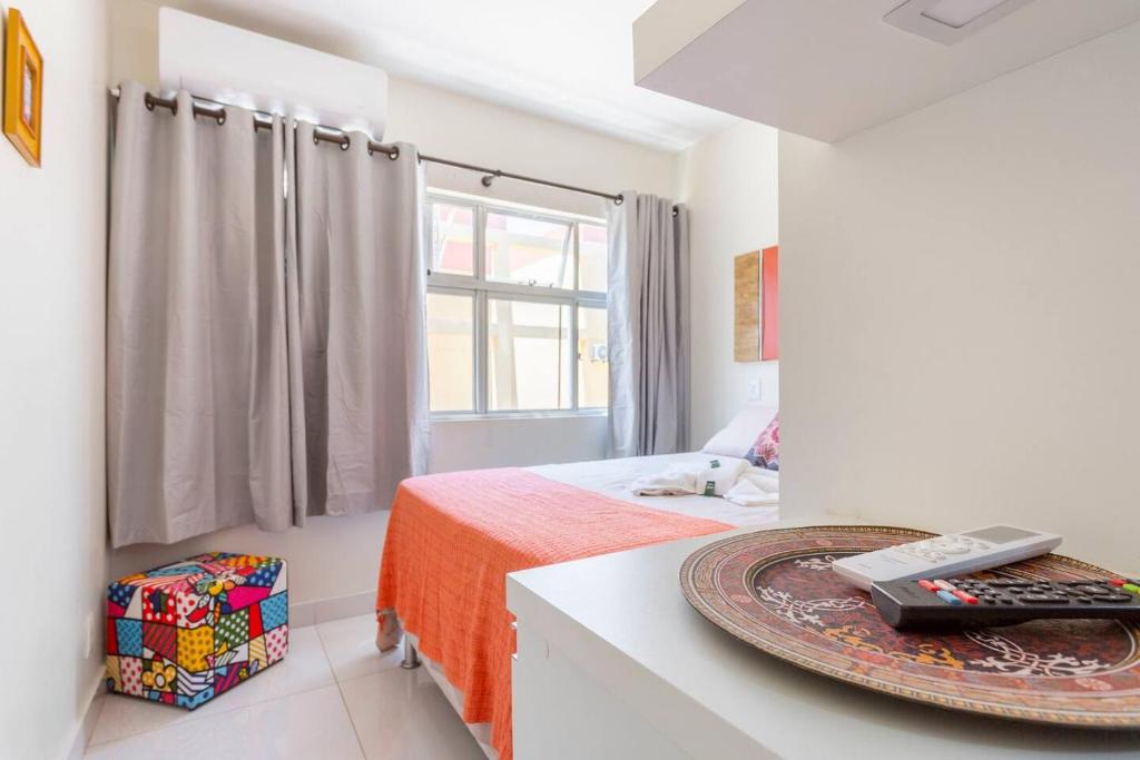 una camera da letto con un letto con un tavolo e una finestra di Hospede-se com conforto no Setor Sudoeste a Brasilia