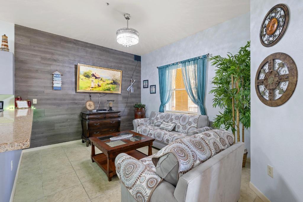 un salon avec un canapé et une table dans l'établissement cozy & spacious condo 10min walk to beach, à South Padre Island