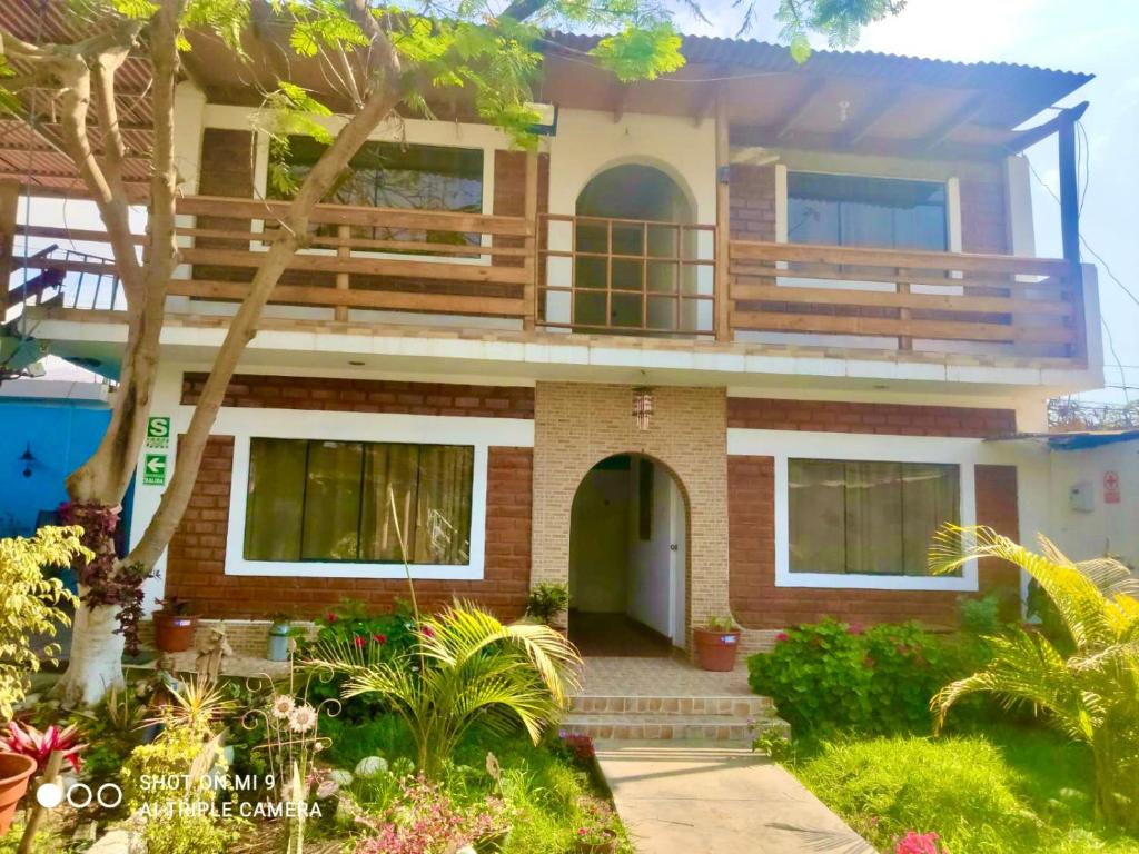 una casa con un balcone in cima di Hotel Nuestro Amo a Sayán