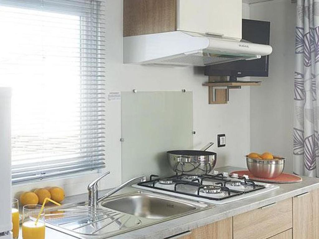 Η κουζίνα ή μικρή κουζίνα στο Mobil home confortable avec terrasse - 3 chambres pour 6 personnes - API-1-52-772