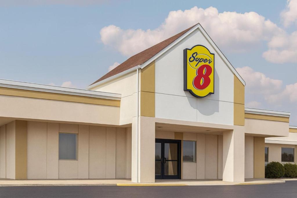 Super 8 by Wyndham Indianapolis South - Housity