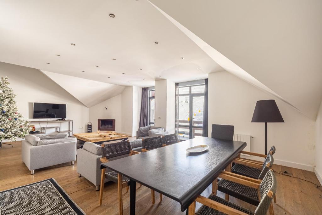 TV a/nebo společenská místnost v ubytování New Gudauri Voyage Apartments BY GONDOLA