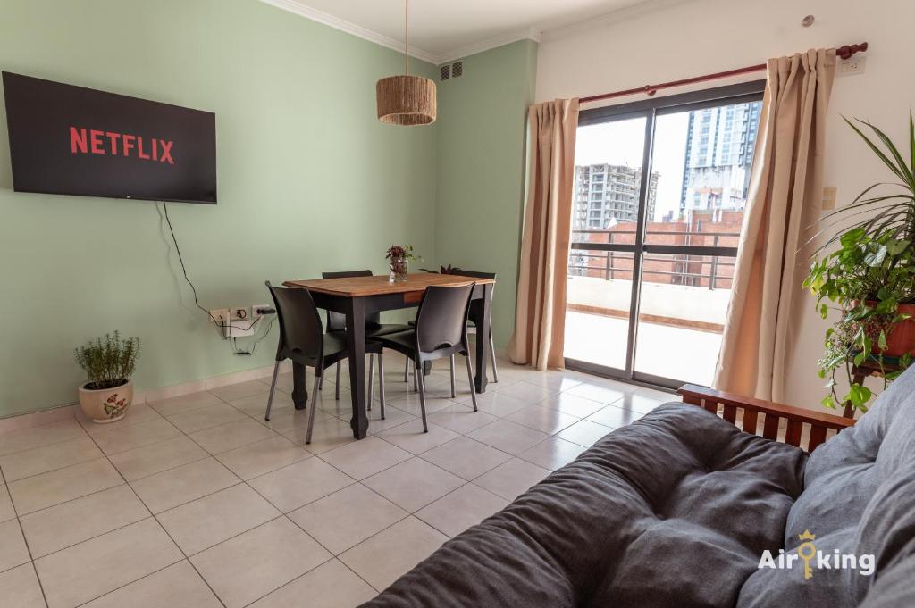 a living room with a table and chairs and a couch at Depto en Boulevard con cochera y terraza exclusiva in Santa Fe
