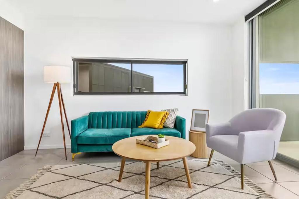 Χώρος καθιστικού στο Water View 2BR Apt with Fast WiFi, Pool and Parking