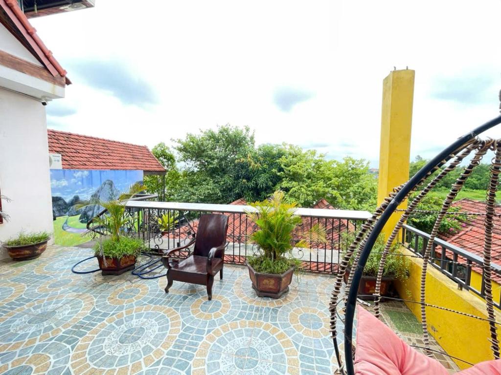 Phòng có giường cỡ King nhìn ra cảnh núi non