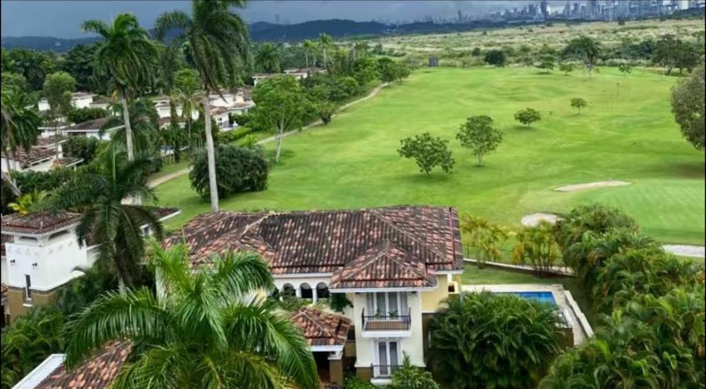 vista aerea di una casa e di un campo da golf di Elegante apartamento con Golf, Restaurantes y Spa a ArraijÃ¡n