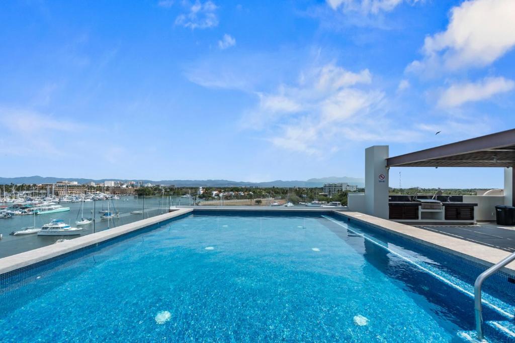 Bazén v ubytování Marina view and 3 min from beach nebo v jeho okolí