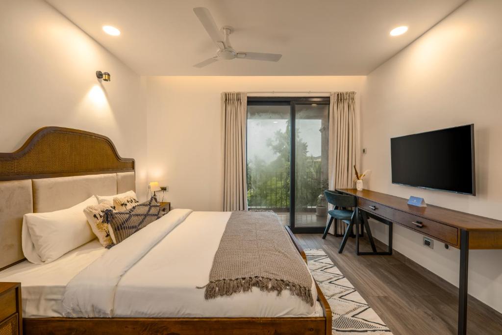 Ένα ή περισσότερα κρεβάτια σε δωμάτιο στο SaffronStays Terra - 4BR luxury pool villa with elevator, decks & private pool near Candolim and Reis Magos Fort