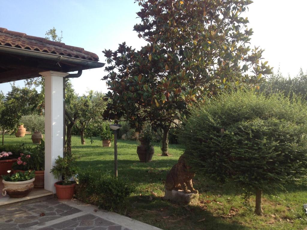 a garden with an orange tree in the yard at La Spiga in Rieti