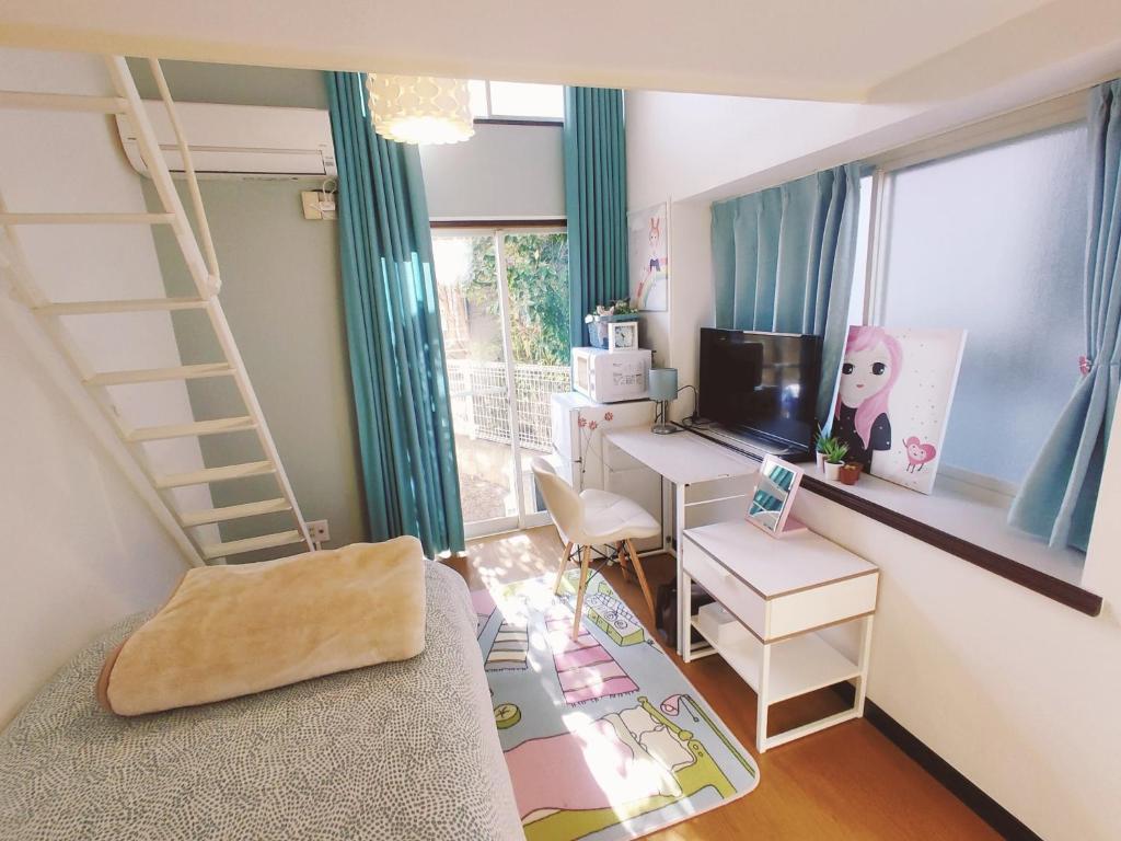 una piccola stanza con una scrivania e una stanza con una scala di Glen Stage 102 - Vacation STAY 13962 a Saitama