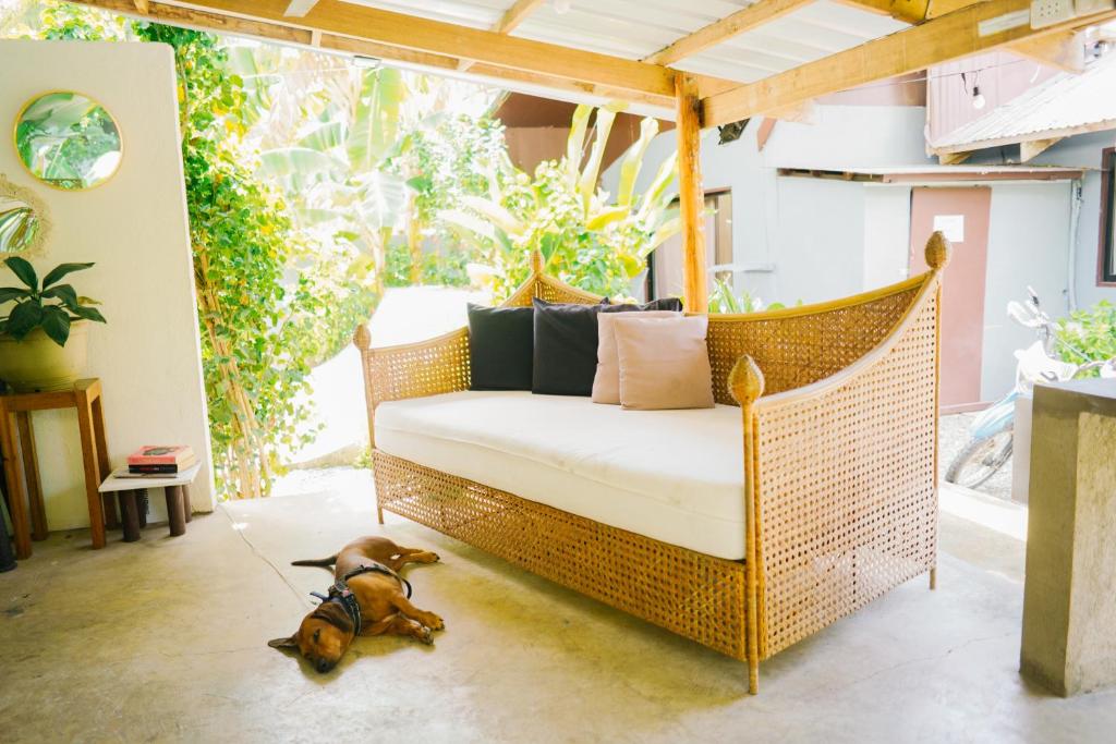 Posezení v ubytování Yay Lodge SIARGAO, private room 1 with AC & hot shower and fast Starlink Wifi