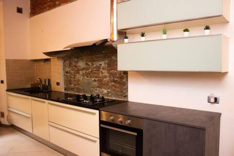 a kitchen with a black and white counter top at Appartamento incantevole a Pisa in Pisa