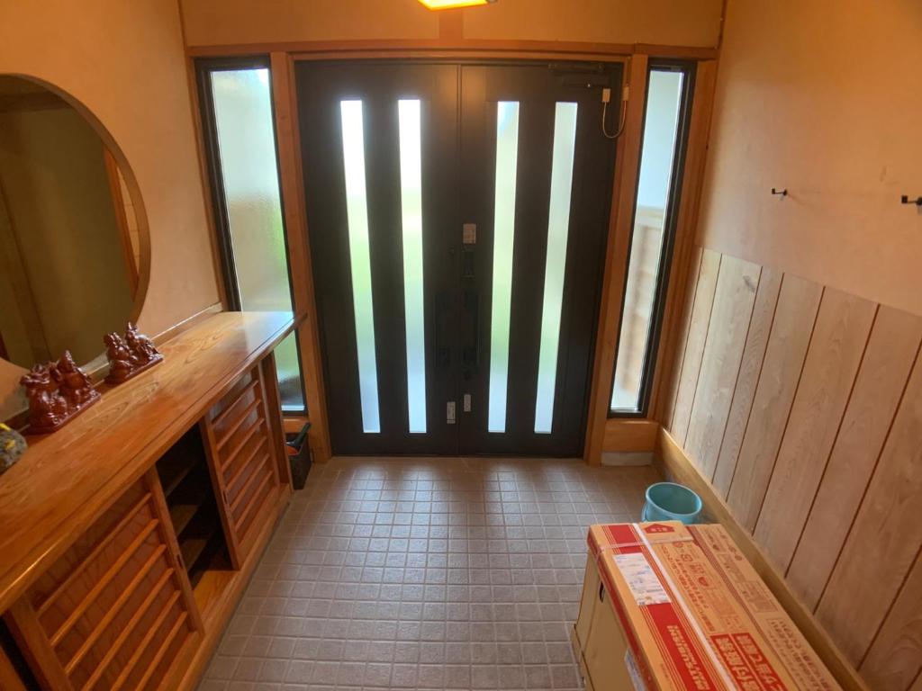 a hallway with a door with a mirror and a room at Inadani Villa - Vacation STAY 14589 in Ina