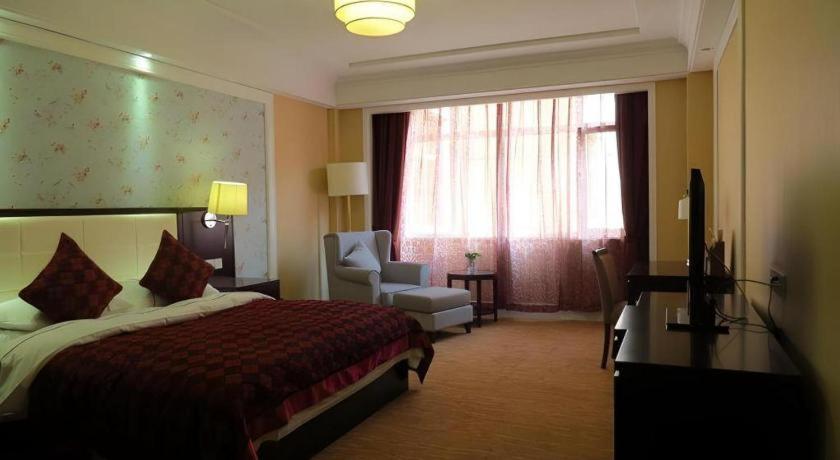 Postel nebo postele na pokoji v ubytování Inzone Garland Hotel Taian