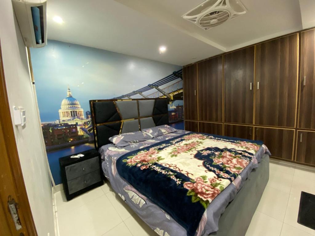 En eller flere senge i et værelse på C junction commercial