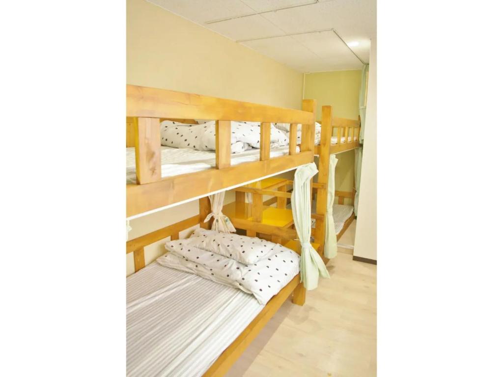 Zimmer mit 2 Etagenbetten in einem Schlafsaal in der Unterkunft Okusuruga Guest House - Vacation STAY 14698 in Numazu