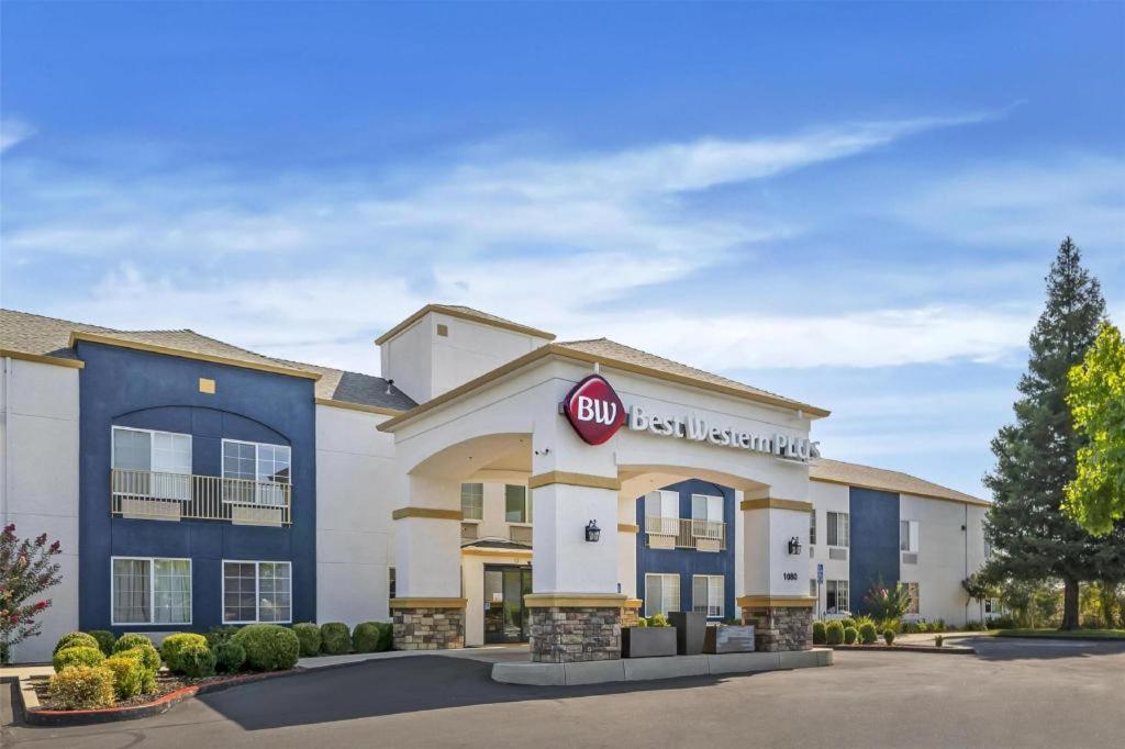 a hotel with a stop sign in a parking lot at Best Western Plus Twin View Inn & Suites in Redding