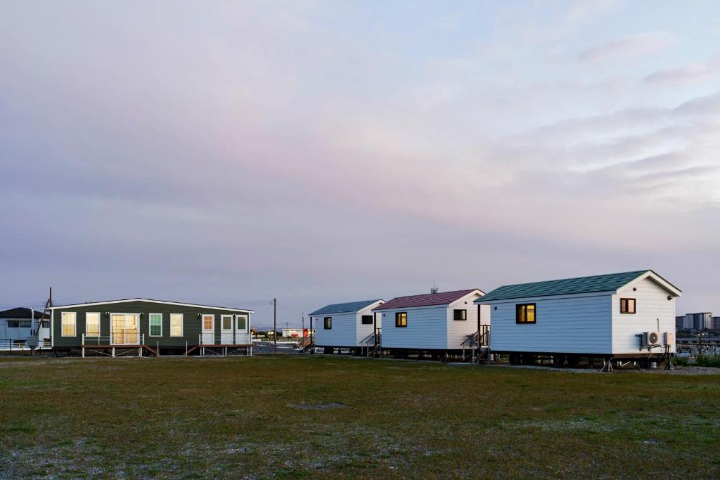 a row of mobile homes in a field at Kisarazu CAMP ORGANIC FIELD in Mitate- Vacation STAY 42113v in Sakadoichiba