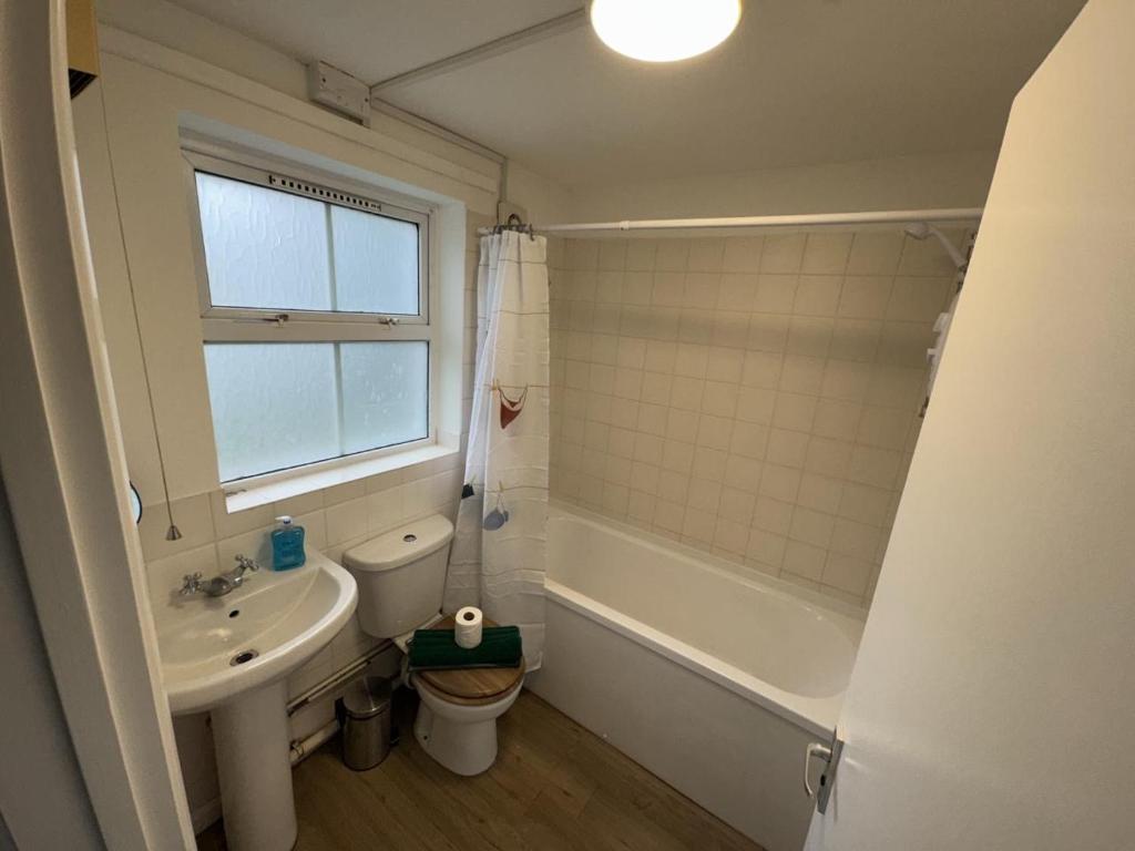 Ένα μπάνιο στο Rayleigh 1 Bedroom Apartment with Parking