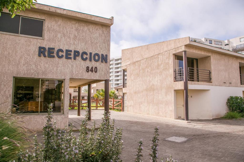 un edificio con un cartel en el costado en Cabañas Las Añañucas IV, en La Serena