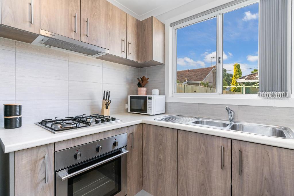 Η κουζίνα ή μικρή κουζίνα στο Modern And Self Contained Granny Flat