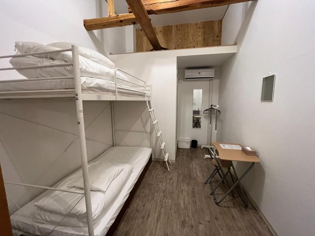 Letto a castello in camera con scrivania di K-style Nishijin backpackers - Vacation STAY 17742 a Kyoto