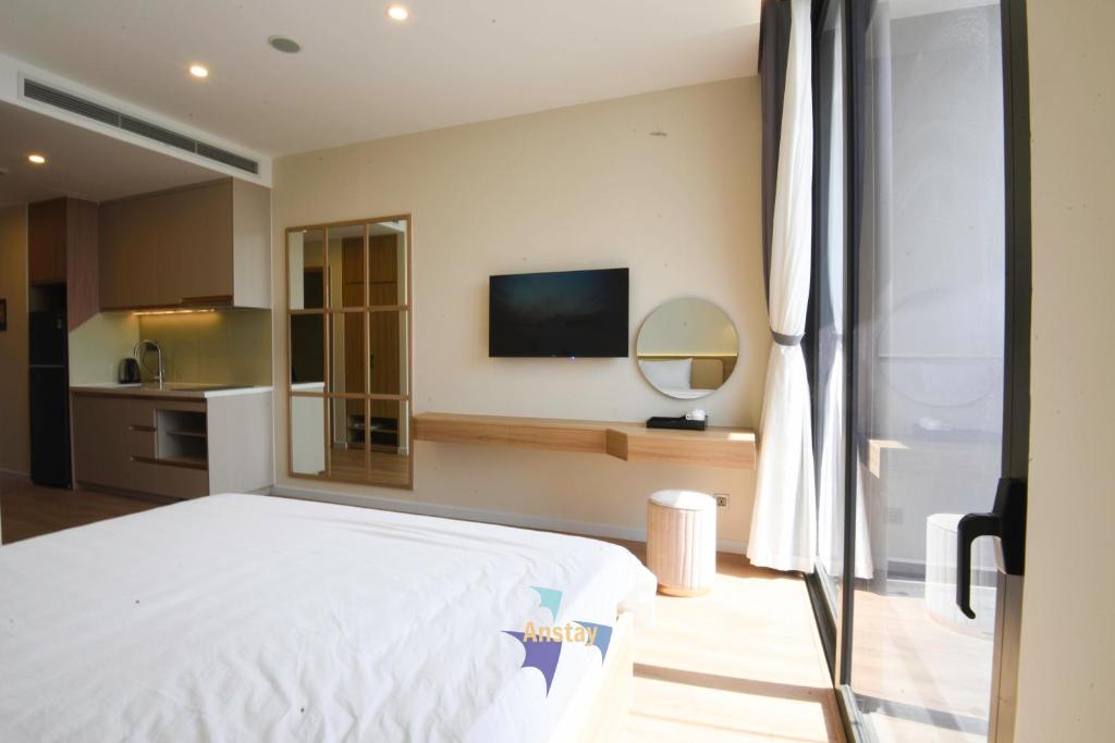 Postel nebo postele na pokoji v ubytování ICON40 Ha Long Marina Height