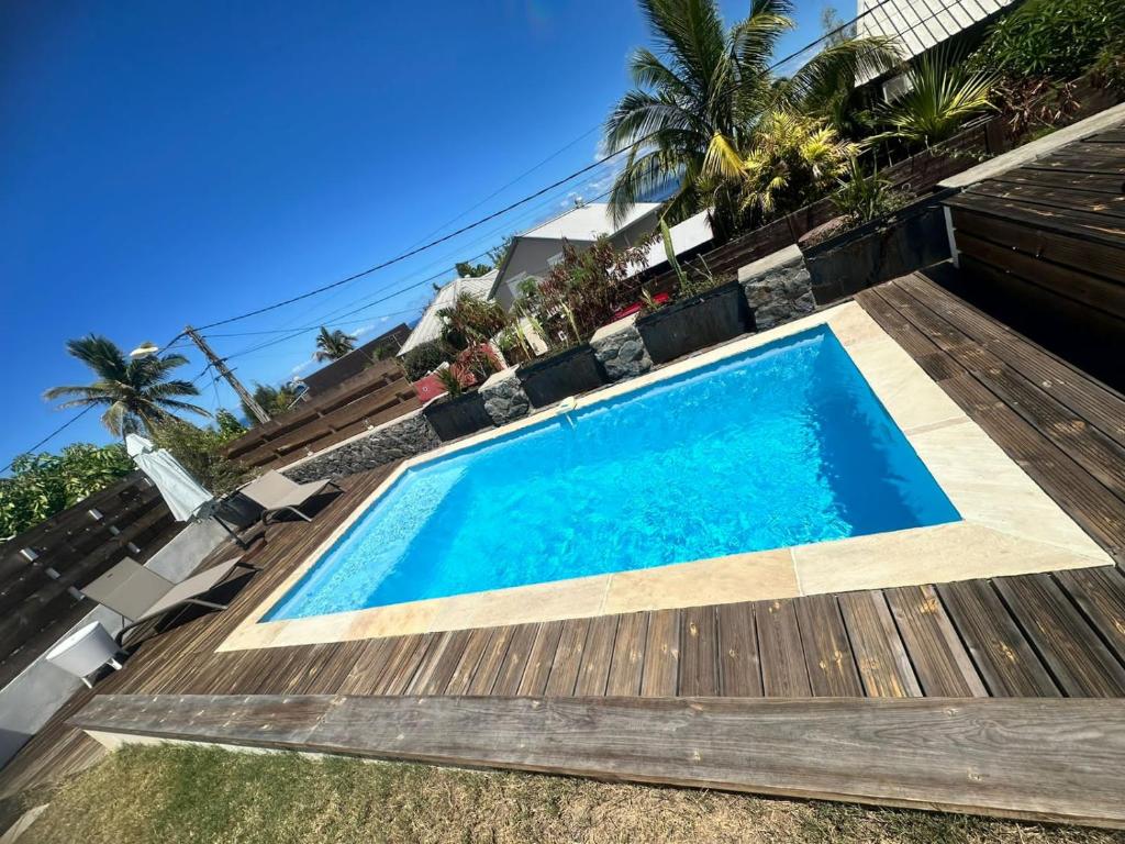 サンジルレバンにあるVilla Lombokの木製デッキ付きの家屋の上にあるスイミングプール