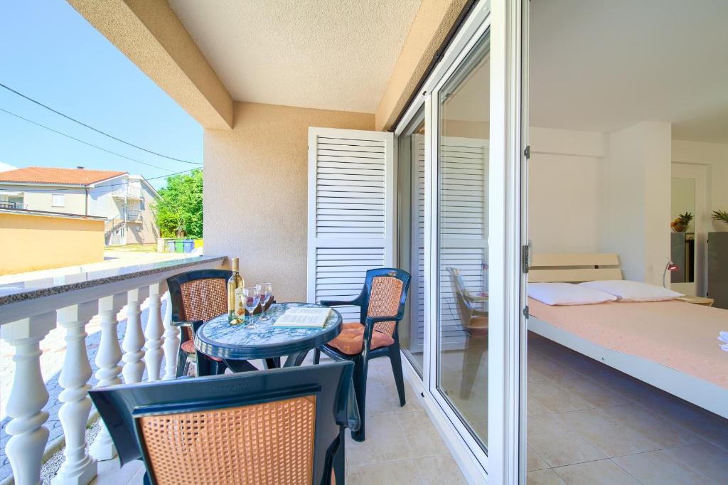 En eller flere senge i et værelse på Apartments Martina near the beach