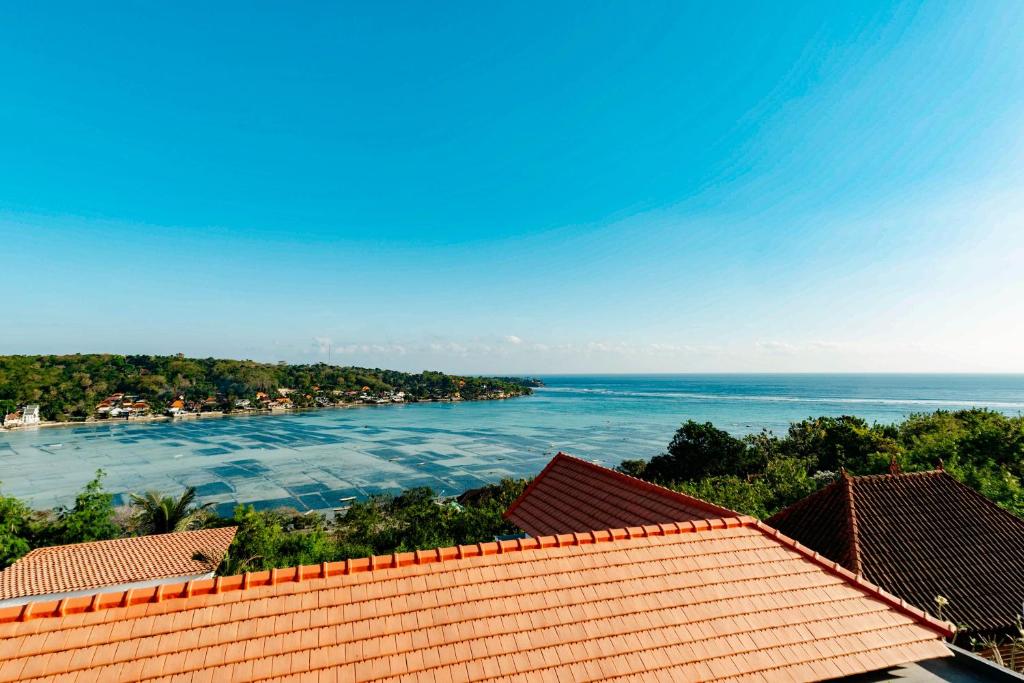 vista sull'oceano dal tetto di un edificio di Sabiha Villas Nusa Lembongan a Nusa Lembongan
