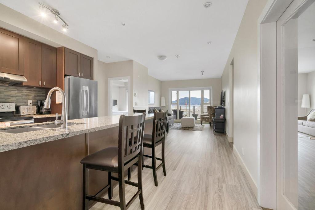 Η κουζίνα ή μικρή κουζίνα στο Lakefront Lux 2BR Unit