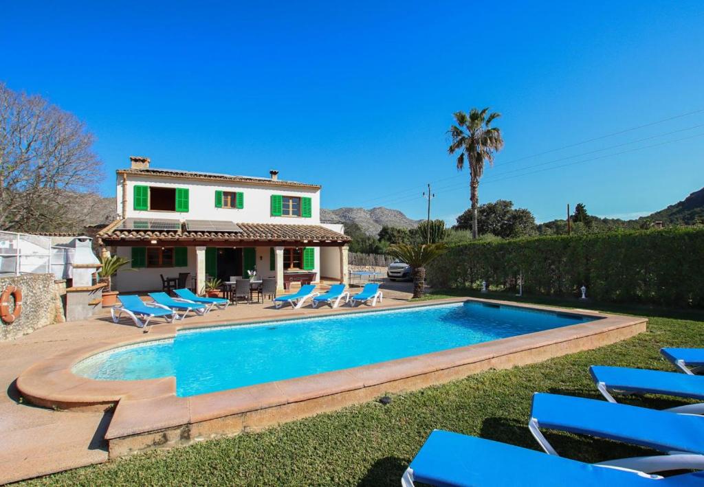 5-bedroom villa to enjoy with the family by Renthousing