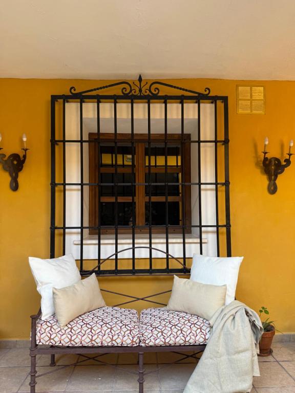 eine Bank in einem Zimmer mit Fenster in der Unterkunft Hotel Boutique Cumbres de Castilla in Mandayona