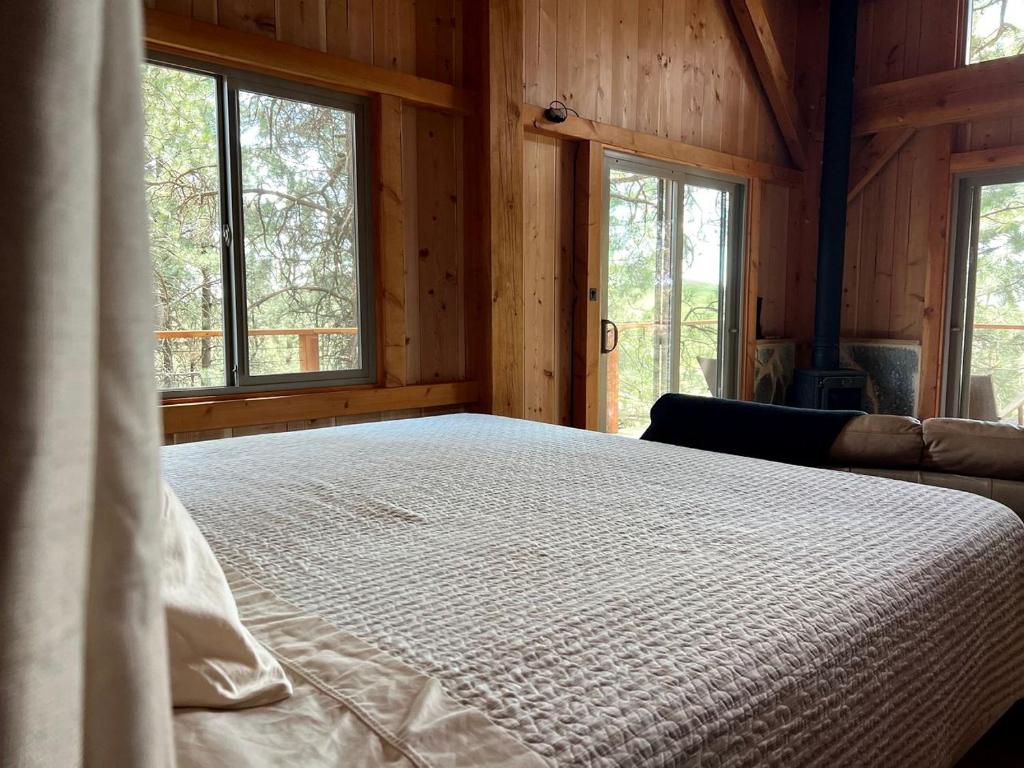 Postel nebo postele na pokoji v ubytování Incredible Timber Tree House with Wood-Fired Hot Tub Nestled in the Trees for a Unique Romantic Getaway in Moscow, Idaho
