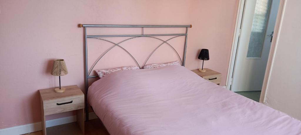 Postel nebo postele na pokoji v ubytování maison havre de paix en haute Saintonge