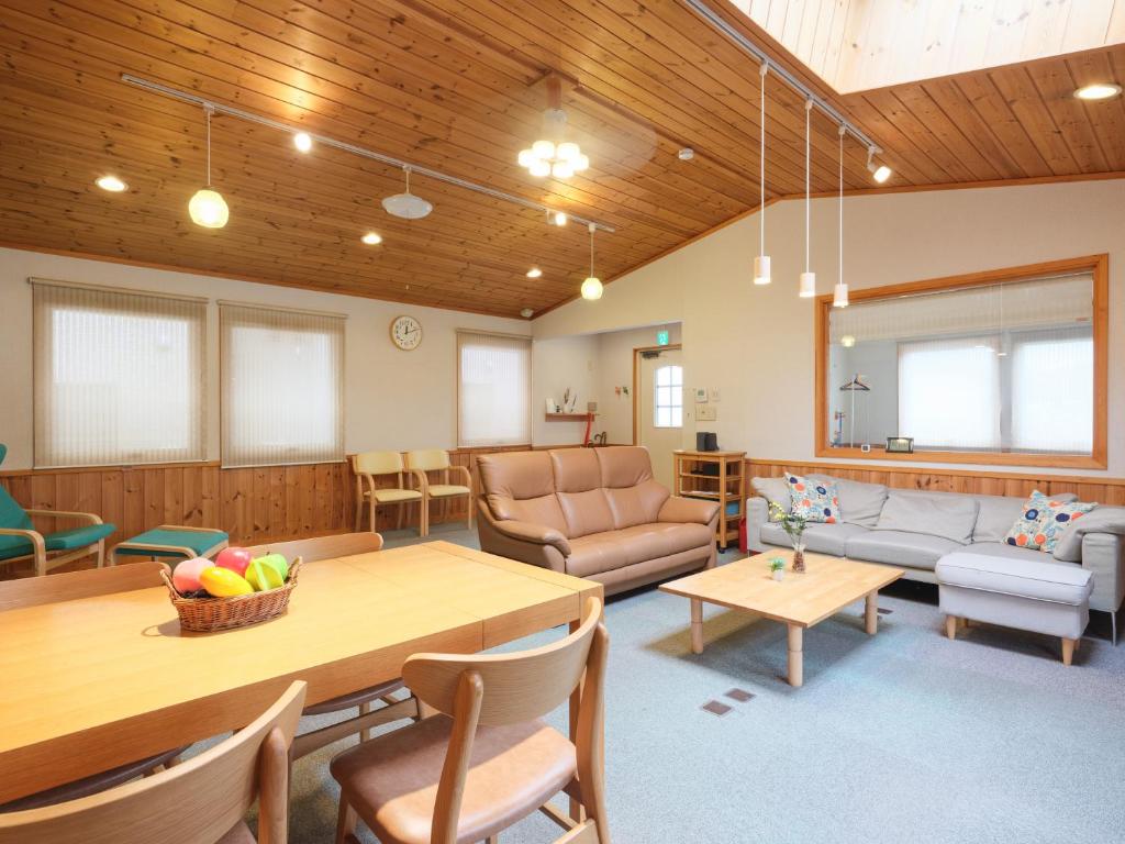 Posezení v ubytování Urayasu Horie House -浦安堀江ハウス- Disneylandまで約30分 Wi-Fi 駐車場付で1棟貸切