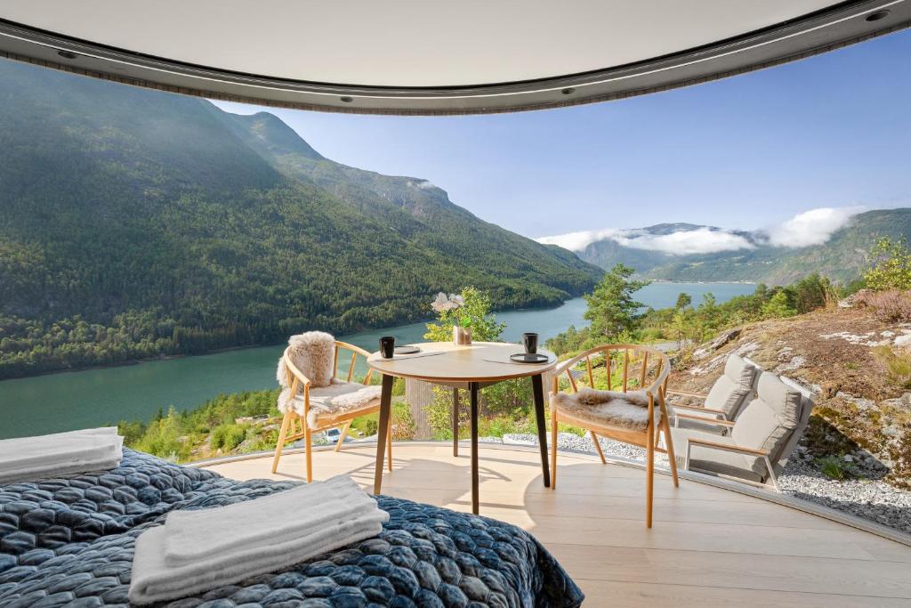 カウパンゲルにあるThe Sognefjord Cabinのベッドとテーブルと椅子のある部屋