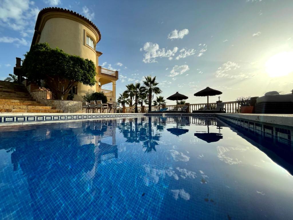 una piscina frente a un edificio en Montaña Mimosa, en Alhaurín el Grande