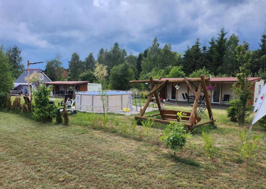 a yard with a house and a garden at Mazury Kemp Jedwabno in Jedwabno
