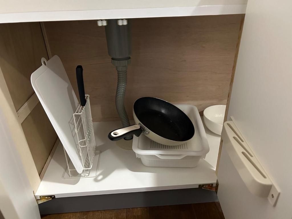 - des toilettes assises sur une étagère dans une salle de bains dans l'établissement Chambord Kyomachi - Vacation STAY 64829v, à Kumamoto