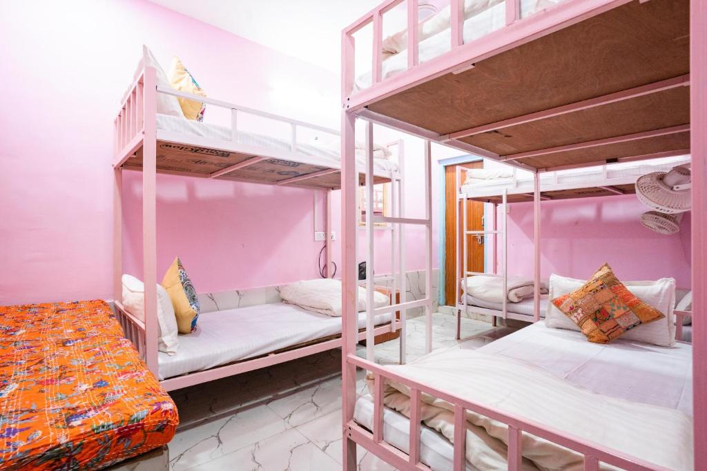 una habitación con dos literas y una cama en Explore Hostel Life Jaisalmer, en Jaisalmer