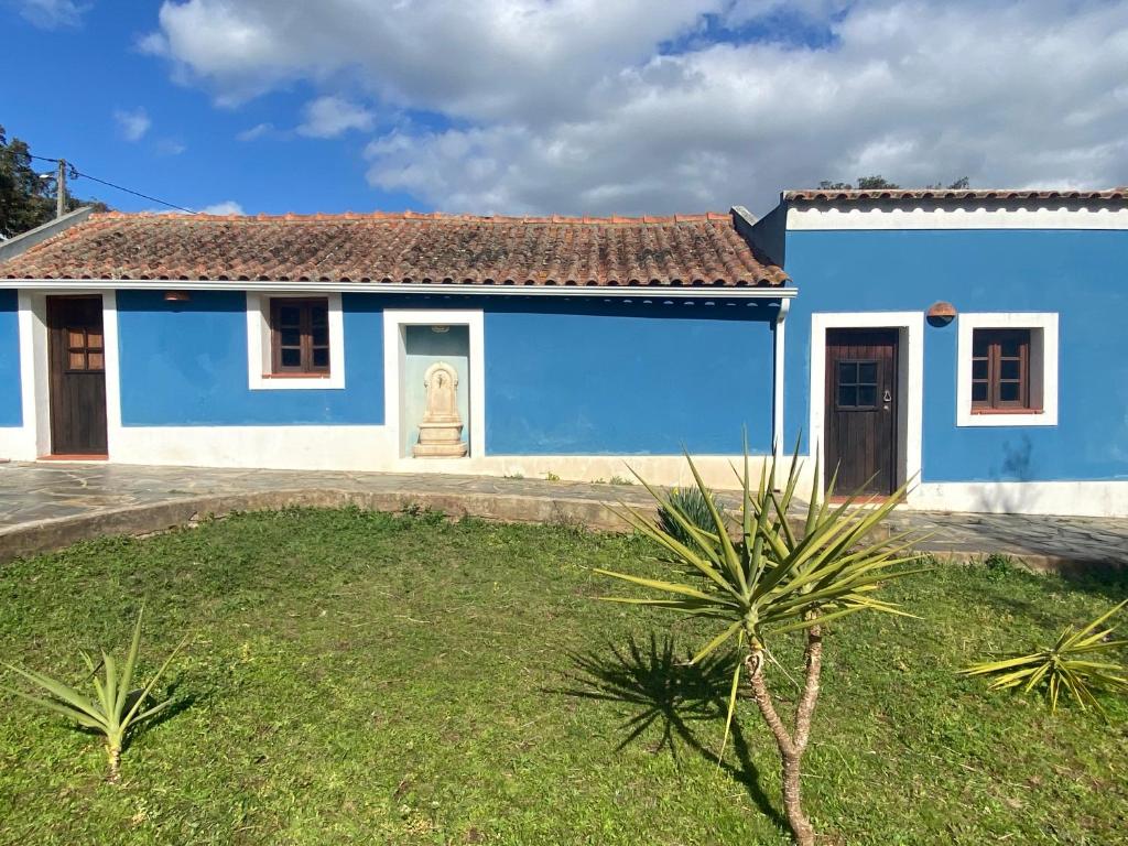 una casa blu e bianca con cortile di Suite no campo a Cercal