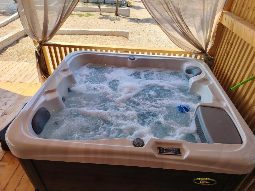 un jacuzzi lleno de agua en el patio trasero en The Nest, en Drage