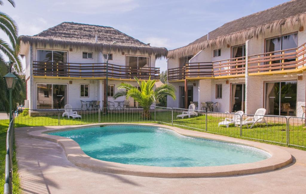 una piscina frente a una casa en Cabañas Las Añañucas I en La Serena