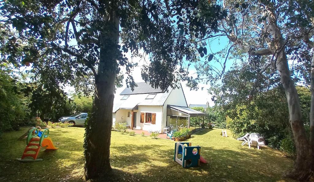 カンカルにあるLe Nid d'Emeraudeの庭遊び場付家