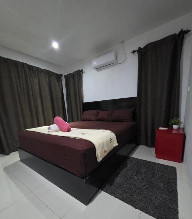 เตียงในห้องที่ Samayra's Apartment