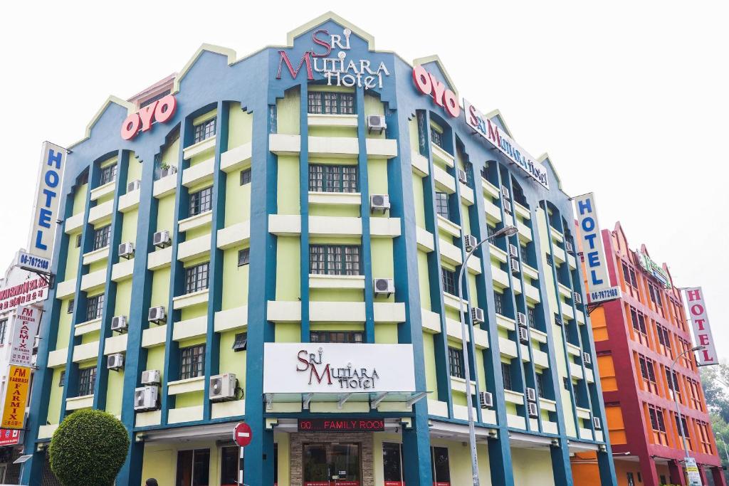 a building with a sign on the front of it at Collection O Seremban Near Gateway Mall Formerly Sri Mutiara Hotel in Seremban