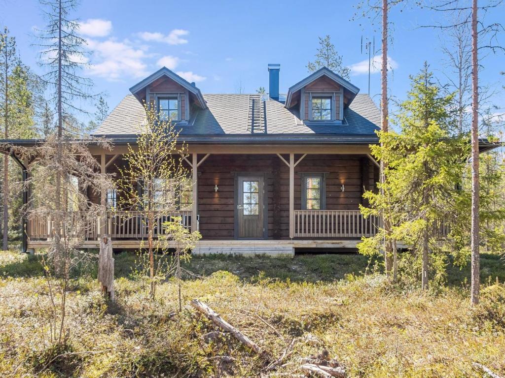 a log cabin in the woods with trees at Holiday Home Kiehtäjän lahti by Interhome in Käylä