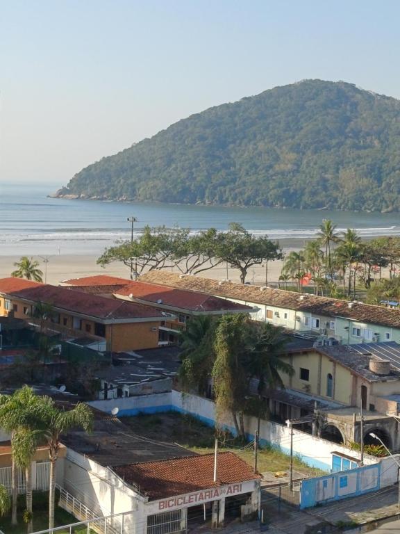 a view of a town and the beach at Apto no centro, vista mar, ar condicionado in Bertioga